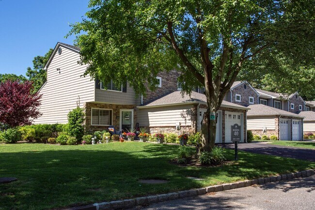 606 Townehouse Dr in Coram, NY - Building Photo - Building Photo