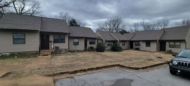 property at 905 S 4th St