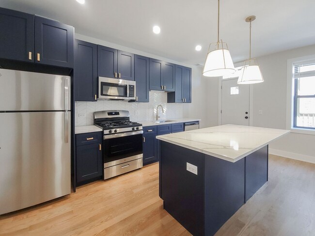 2028 W Montrose Ave, Unit 2A in Chicago, IL - Building Photo - Building Photo
