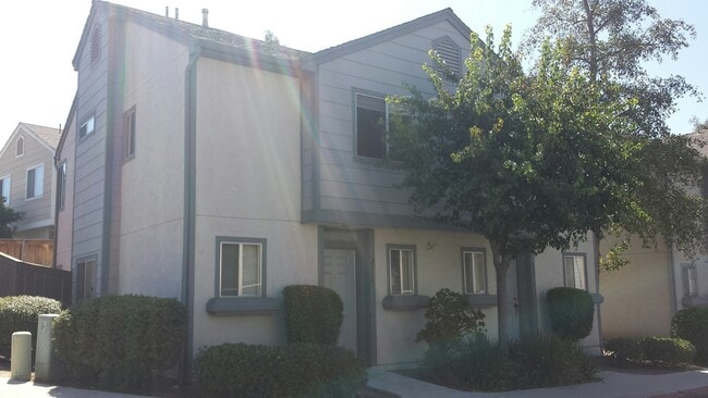 2208 Kings View Cir in Spring Valley, CA - Foto de edificio - Building Photo