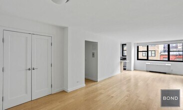 330 W 58th St in New York, NY - Building Photo - Building Photo