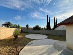 6024 Billabong Ct in Bakersfield, CA - Foto de edificio - Building Photo