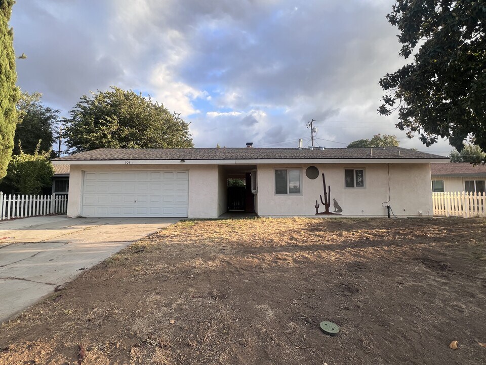 104 White Oak Dr in Tehachapi, CA - Building Photo