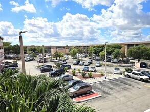 17350 NW 67th Ave, Unit 303 in Hialeah, FL - Foto de edificio - Building Photo