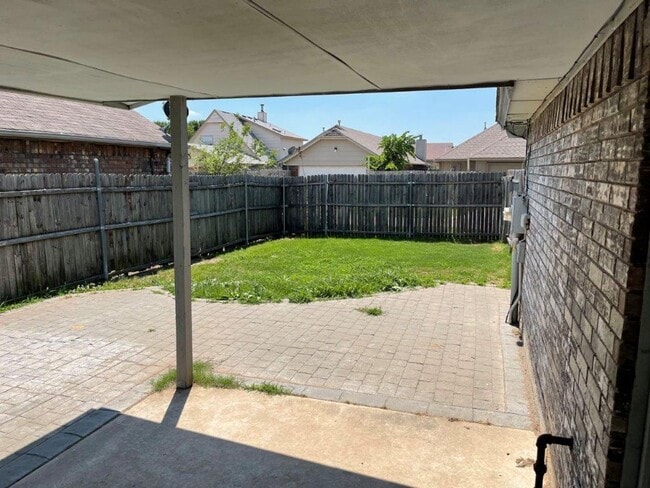 2107 Parkview Dr in Moore, OK - Building Photo - Building Photo