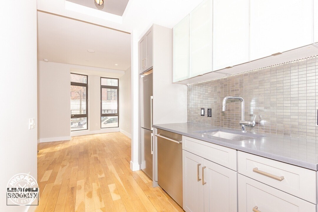 69 Ten Eyck St, Unit 3B in Brooklyn, NY - Building Photo