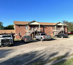 Southern Oak Apartments in Beeville, TX - Building Photo - Building Photo