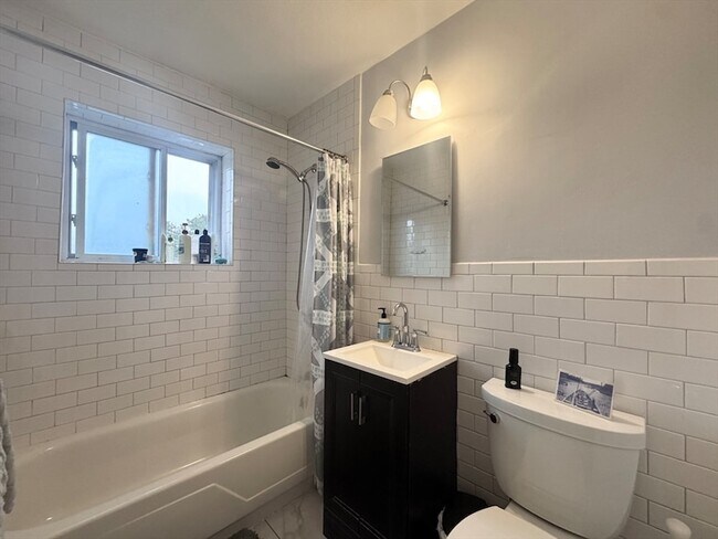22 Westgate Rd, Unit 6 in West Roxbury, MA - Building Photo - Building Photo