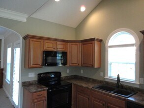 2211 Matthew Oaks Ct in Greensboro, NC - Foto de edificio - Building Photo