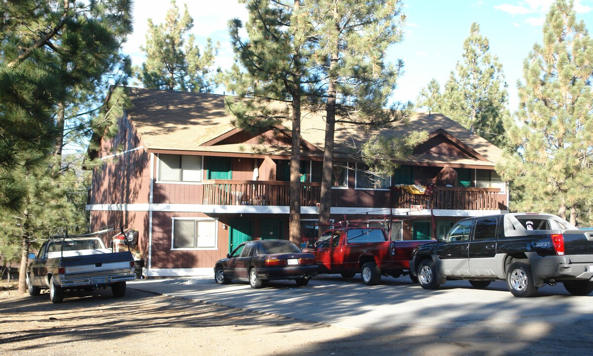 41826 Brownie Ln in Big Bear Lake, CA - Foto de edificio