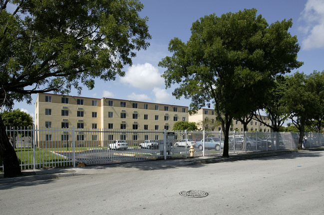 Sweetwater Towers in Miami, FL - Foto de edificio - Building Photo