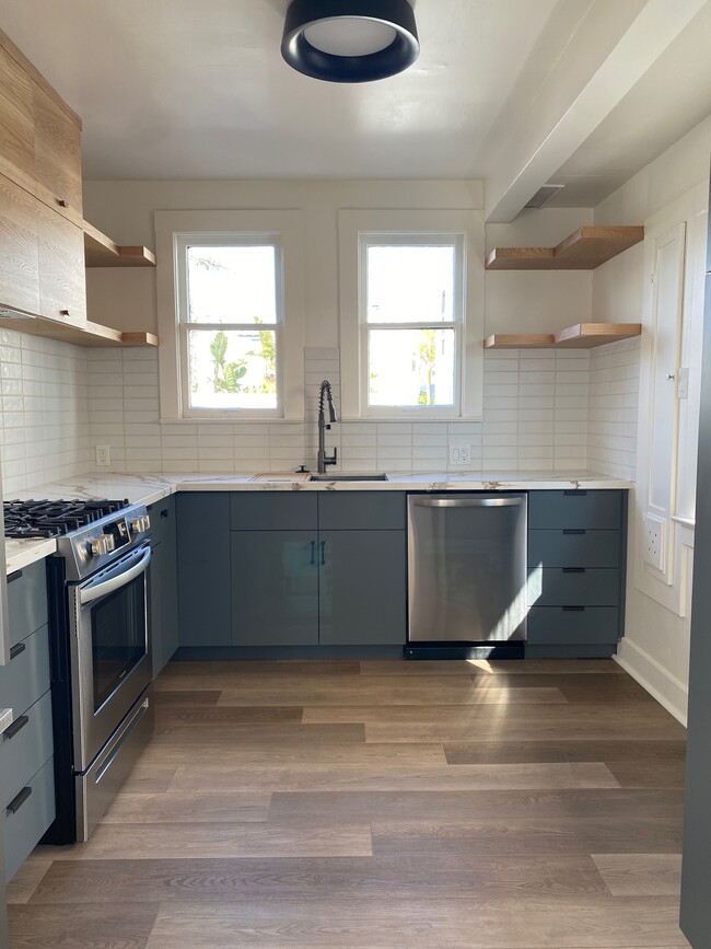 2452 Palm Dr, Unit 1 in Hermosa Beach, CA - Foto de edificio - Building Photo