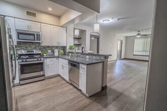 24595 Town Center Dr in Santa Clarita, CA - Building Photo - Building Photo