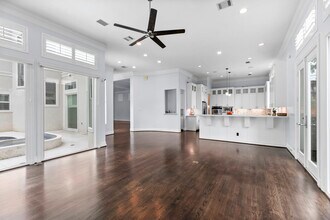 4626 Braeburn Dr in Bellaire, TX - Building Photo - Building Photo
