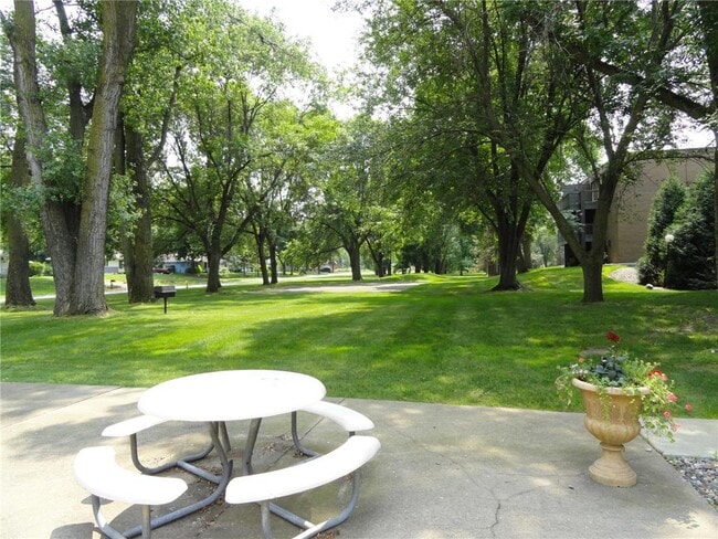 2800 Hamline Ave N in Roseville, MN - Building Photo - Building Photo