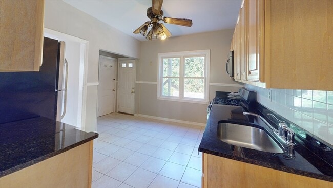 48 Oak St in Dedham, MA - Foto de edificio - Building Photo