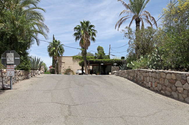 Catalina Foothills Lodge Apartments in Tucson, AZ - Foto de edificio - Building Photo