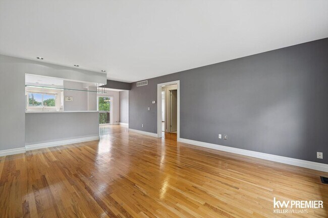 42266 Woodward Ave in Bloomfield Hills, MI - Foto de edificio - Building Photo