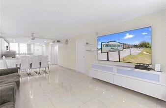 2600 NW 49th Ave in Lauderdale Lakes, FL - Building Photo - Building Photo