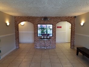 580 Lawrence Ave, Unit 113 in Roselle, IL - Foto de edificio - Building Photo