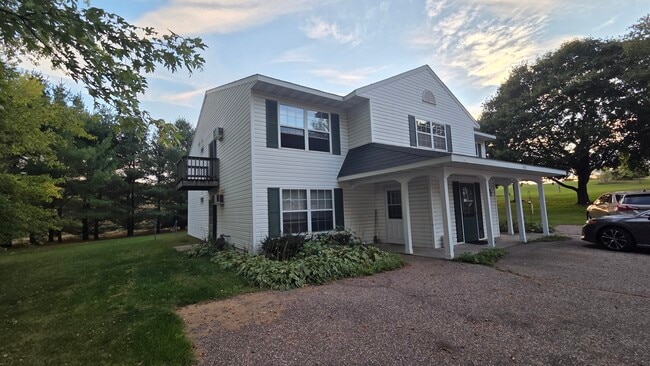 433 Clinton Ct, Unit 1 in Amherst, WI - Building Photo - Building Photo