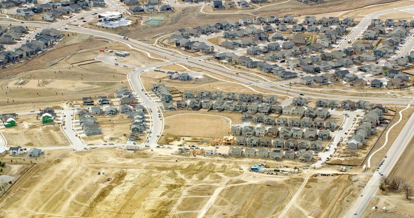 Lennar at Barefoot Lakes in Firestone, CO - Foto de edificio