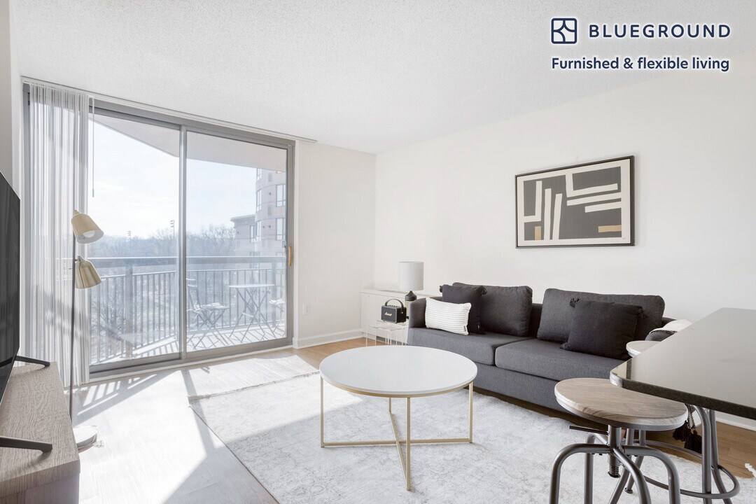 801 15th St S-Unit -FL6-ID425 in Arlington, VA - Building Photo