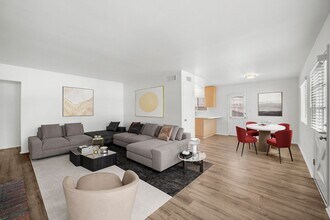 375 Woodland Pl in Costa Mesa, CA - Building Photo - Building Photo
