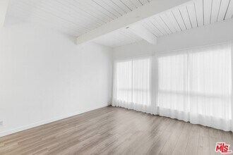 5447 Zelzah Ave in Los Angeles, CA - Building Photo - Building Photo