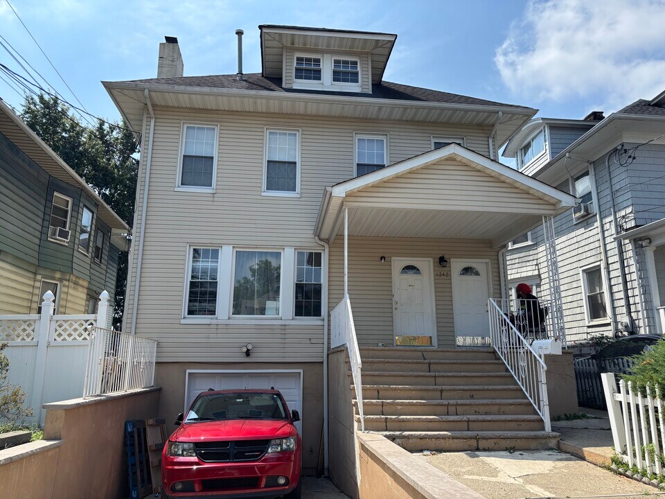 1242 Clinton Pl, Unit 2 in Elizabeth, NJ - Building Photo