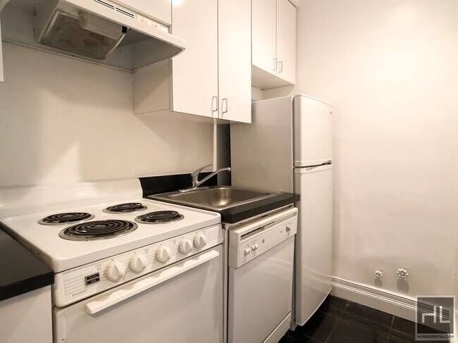 160 W 73rd St in New York, NY - Building Photo - Building Photo