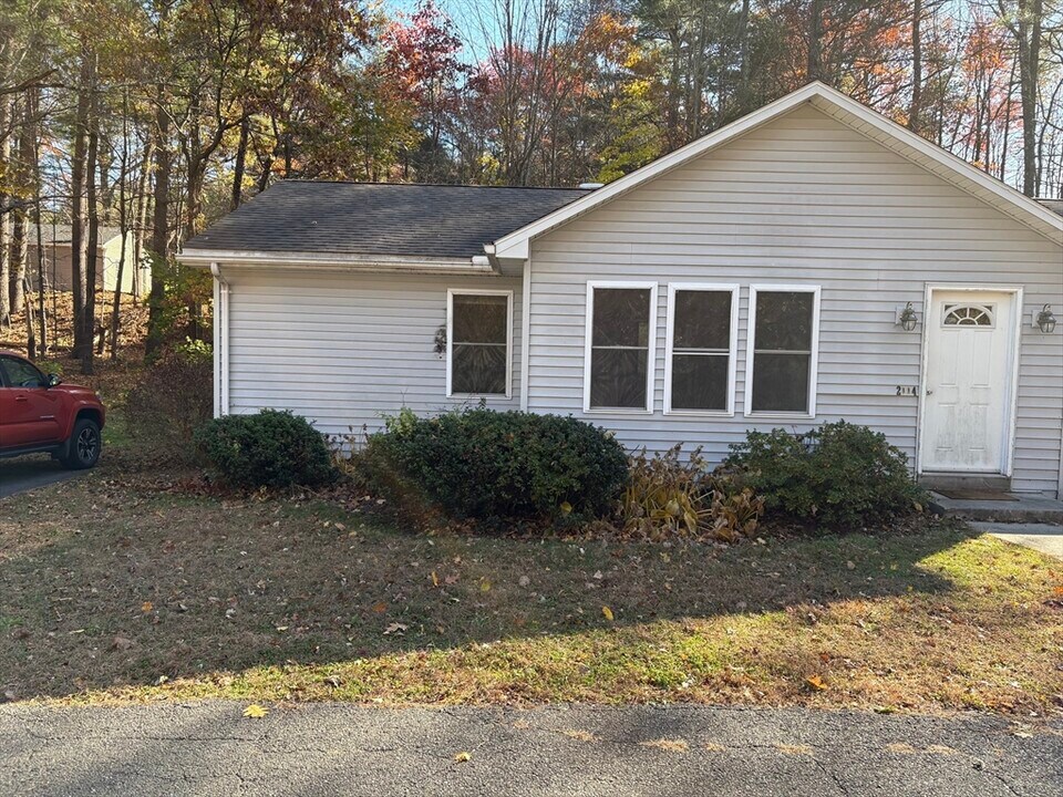 2 Jerry Ln in Granby, MA - Building Photo