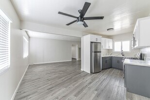 125 E Spring St, Unit 09 in Long Beach, CA - Building Photo