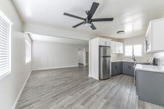 125 E Spring St in Long Beach, CA - Foto de edificio - Building Photo