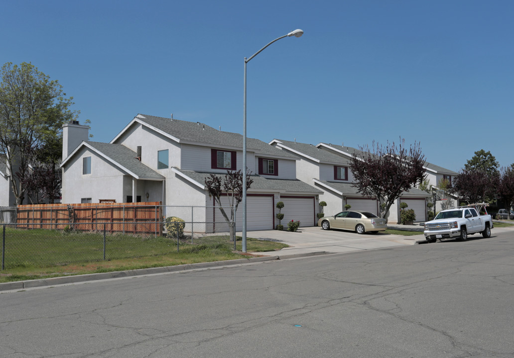 Plum Tree Apartments in Clovis, CA - Building Photo