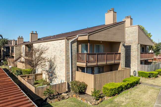 Terrace Condominiums in Houston, TX - Foto de edificio - Building Photo