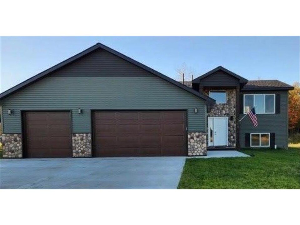 106 8th St in Nashwauk, MN - Building Photo