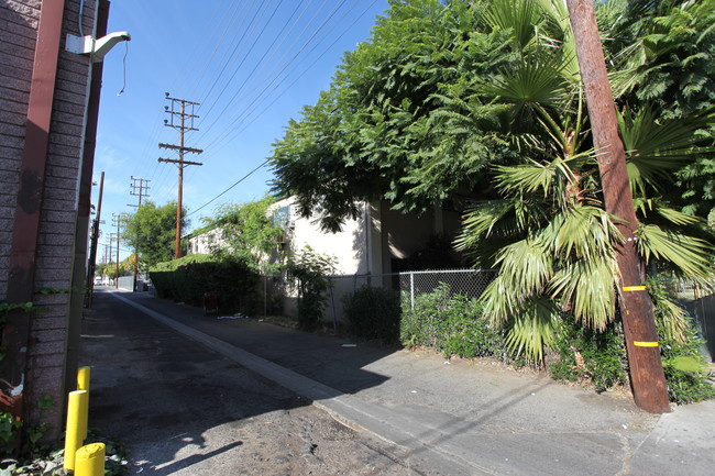 7229 Variel Ave in Canoga Park, CA - Building Photo - Building Photo