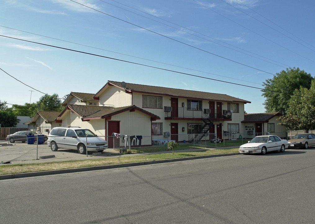 149-163 W 11th St in Merced, CA - Foto de edificio