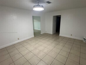 7205 NW 76th Pl in Tamarac, FL - Building Photo - Building Photo