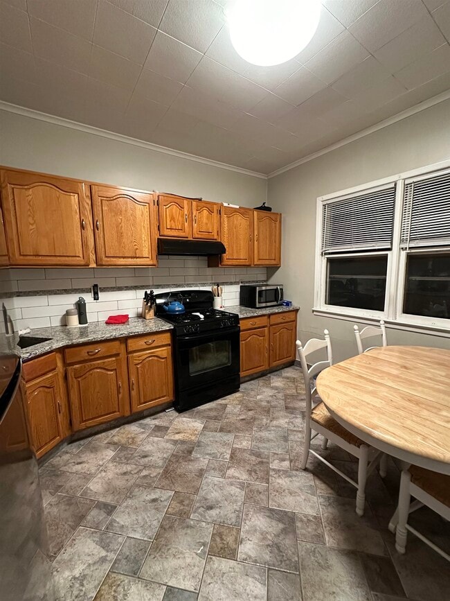 152 W 9th St in Bayonne, NJ - Building Photo - Building Photo