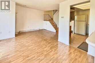 165-165 Cherokee Blvd in Toronto, ON - Building Photo - Building Photo