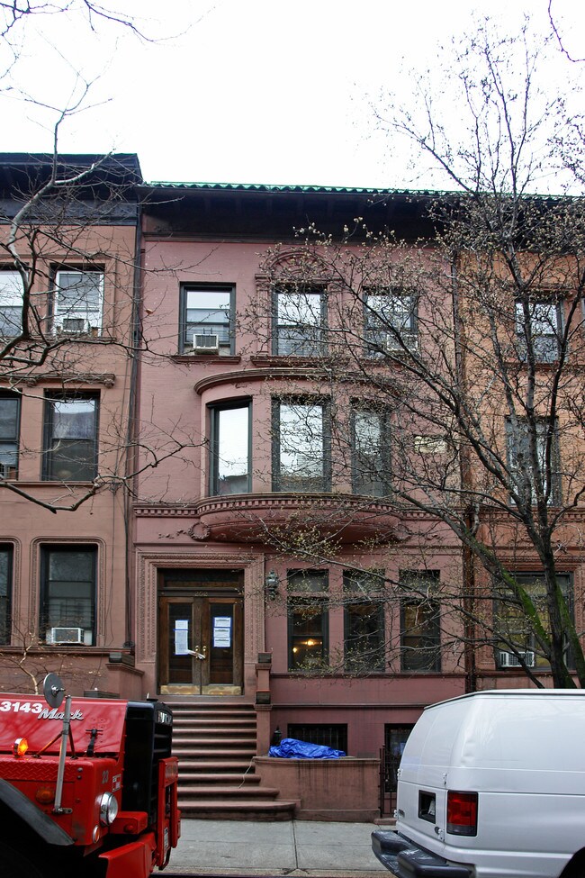 252 W 71st St in New York, NY - Building Photo - Building Photo