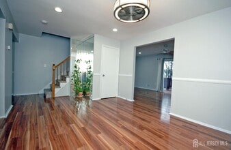 4 White Oaks Dr in Sayreville, NJ - Building Photo - Building Photo