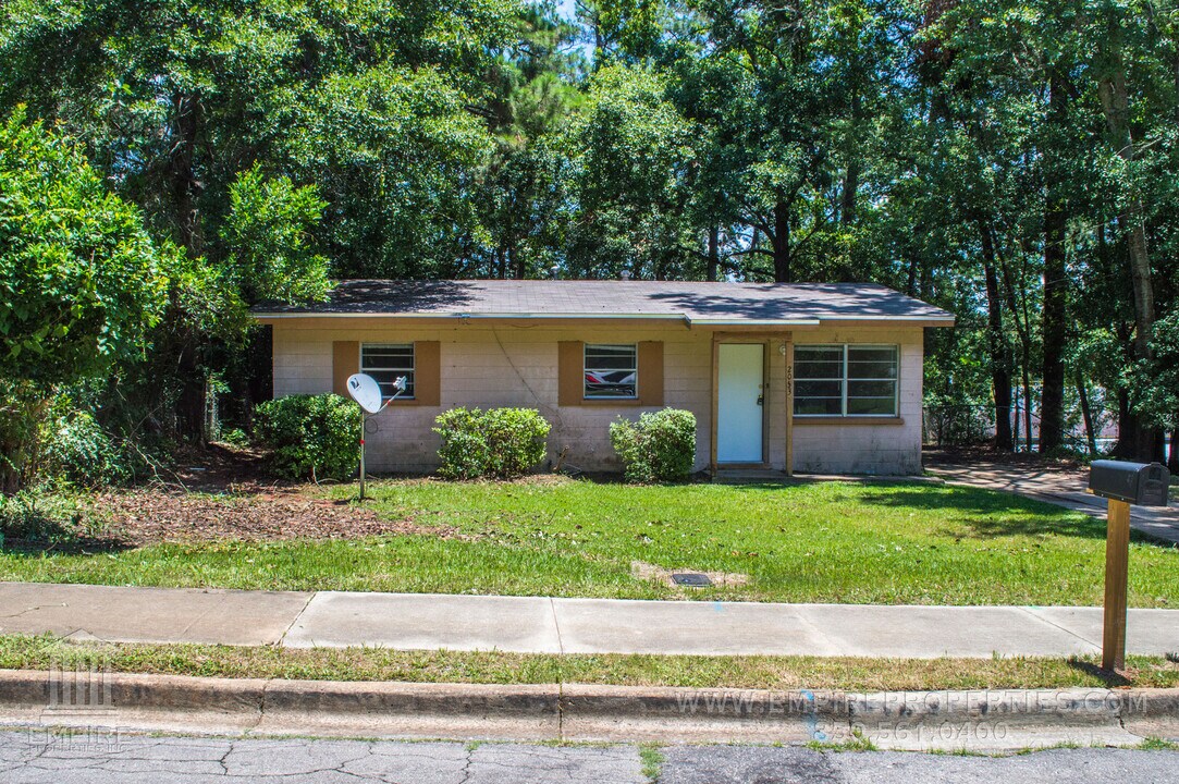 2053 Warwick St in Tallahassee, FL - Building Photo