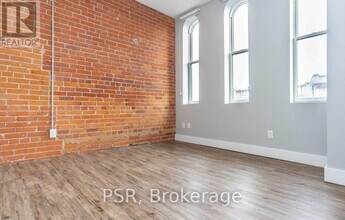 2870 Dundas St W in Toronto, ON - Building Photo - Building Photo