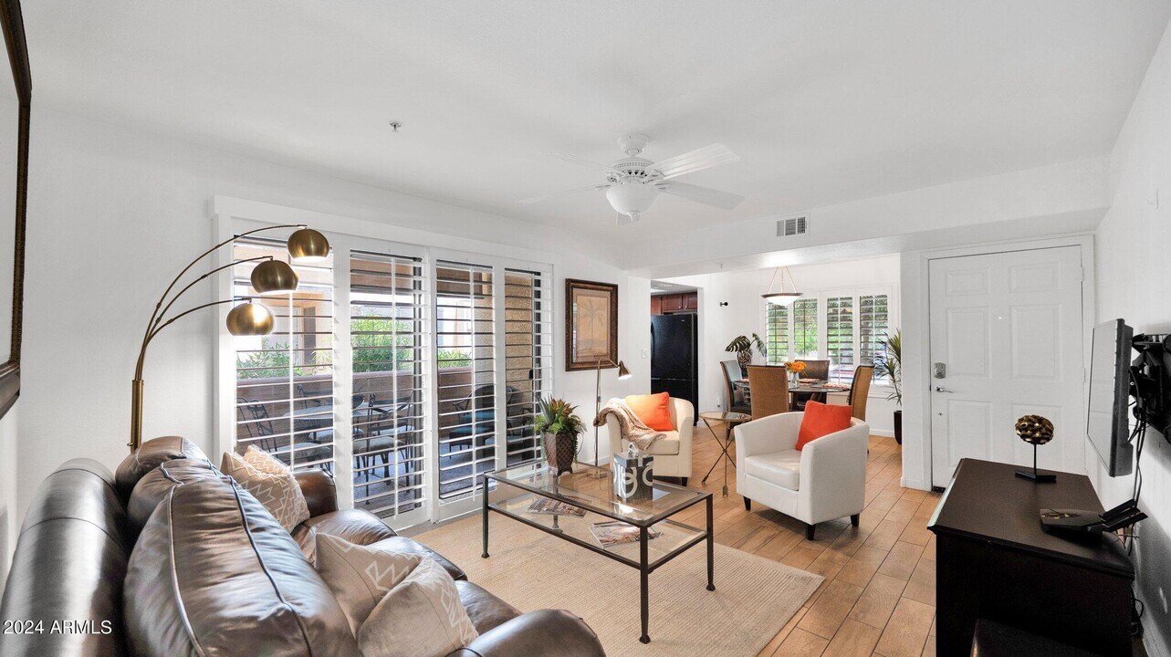 9990 N Scottsdale Rd in Paradise Valley, AZ - Building Photo