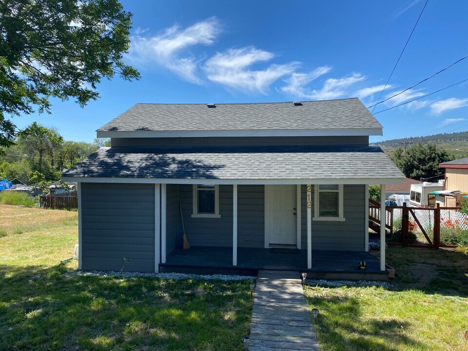 212 E Lowell St in Klamath Falls, OR - Building Photo