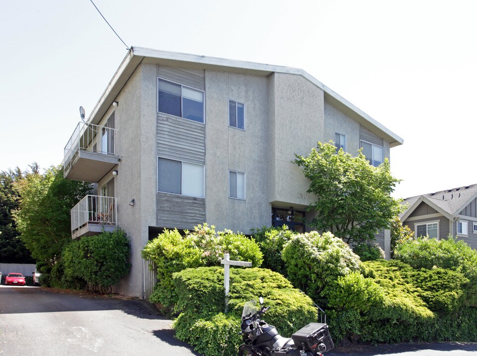 20) 8746 Phinney in Seattle, WA - Building Photo