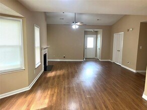 8114 Woodlake Dr in Riverdale, GA - Foto de edificio - Building Photo